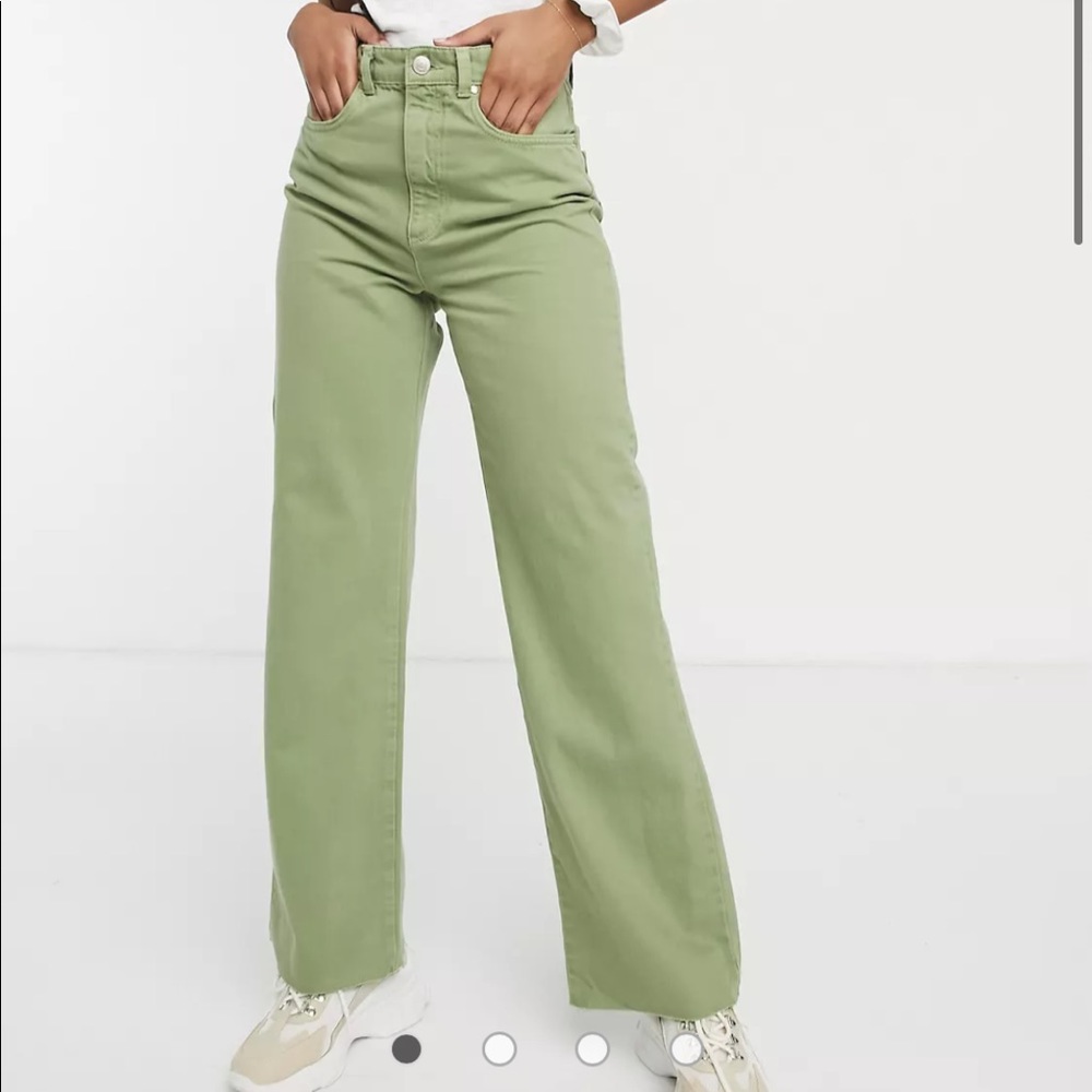 Stradivarius 90s dad jean in washed khaki (green color) in size EU 38 (US 6).